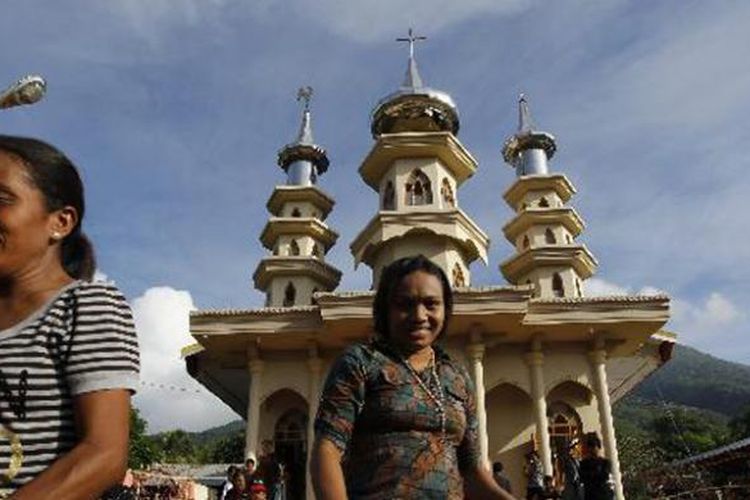 Warga berziarah ke Kapela Tuan Ana (Yesus Kristus) pada perayaan Pekan Suci atau Semana Santa bagi umat Katolik, di Larantuka, Flores Timur, NTT, Jumat (22/4/2011). Siang hari hingga pagi pada Jumat Agung ini, dilaksanakan berbagai prosesi di antaranya mengantar Tuan Menino melalui laut dan mengantar Salib dari Kapela ke Armida.  