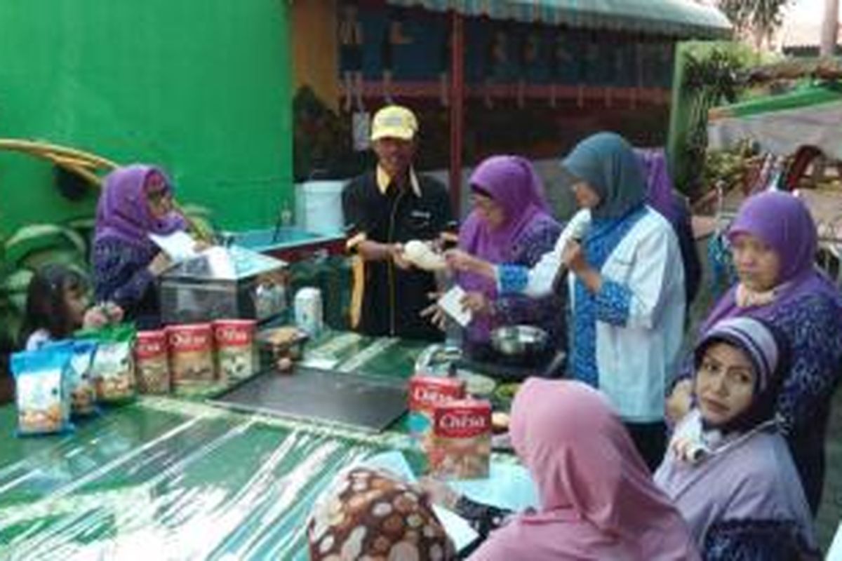 Ibu-ibu Perkumpulan Aisyiyah ketika mengikuti kelas memasak kue yang diadakan oleh perkumpulannya dengan bantuan Caleg DPR RI Didik J Rachbini.
