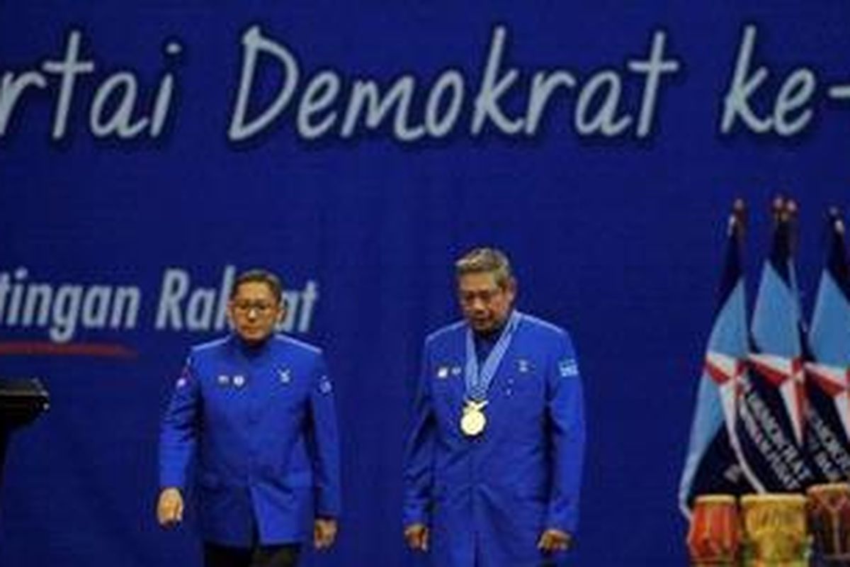 Ketua Dewan Pembina Partai Demokrat Susilo Bambang Yudhoyono dan Ketua Umum Partai Demokrat Anas Urbaningrum dalam perayaan ulang tahun ke 11 Partai Demokrat di Sentul International Convention Center, Bogor, Sabtu (15/12/2012) malam. Perayaan yang digelar seusai silahturahmi nasional Partai Demokrat dihadiri kader Partai Demokrat dari berbagai daerah.