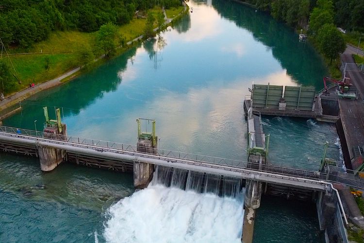 Kondisi Bendungan Engehalde di Bern, Swiss, pada Kamis (9/6/2022) sore waktu setempat yang difoto menggunakan drone. Bendungan ini adalah lokasi ditemukannya jenazah anak Ridwan Kamil, Emmeril Kahn Mumtadz atau Eril (23) pada Rabu (8/6/2022) pukul 06.50 waktu setempat, setelah dilaporkan hilang di Sungai Aare, Swiss pada Kamis (26/5/2022).