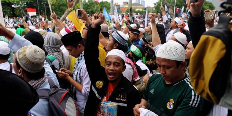 Umat muslim mengikuti aksi 212 di depan Kompleks Parlemen Senayan, Jakarta Pusat, Selasa (21/2/2017). Aksi 212 tersebut digelar dalam rangka menuntut DPR agar segera mengambil tindakan agar Gubernur DKI Jakarta Basuki Tjahaja Purnama diberhentikan dari jabatannya.