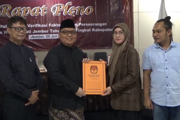 KPU Jember menyerahkan hasil verifikasi faktual pada calon perseorangan M Jaddin Wajads pada Selasa (9/7/2024)