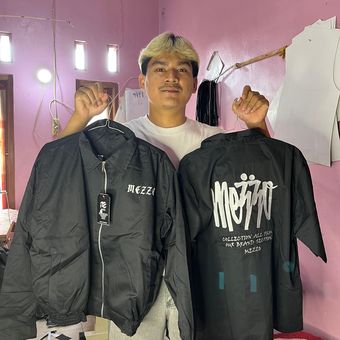 Ilham, pemilik bisnis fesyen dengan jenama Mezzo Cloth ketika ditemui Kompas.com di tempat produksinya di Bogor.