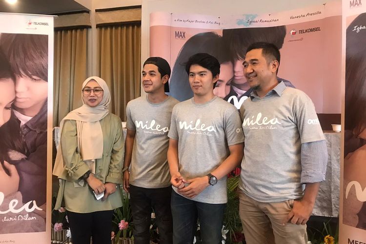 Debo Andyos (kedua dari kiri) berfoto dengan Gusti dalam promo Film Milea: Suara dari Dilan di Bandung. 