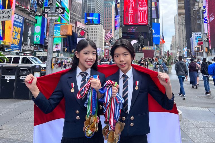 Dalam tautan Instagramnya, Mischka dan Devon terlihat sedang berdiri di tengah Times Square New York, memegang bendera merah putih dan 45 medali terbaru mereka.