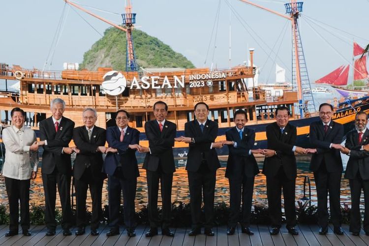 Presiden Filipina Ferdinand Marcos Jr atau Bongbong Marcos (paling kiri) berfoto bersama sejumlah pemimpin negara ASEAN pada hari pertama Konferensi Tingkat Tinggi (KTT) ASEAN 2023 di Labuan Bajo, Nusa Tenggara Timur (NTT), Rabu (10/5/2023).