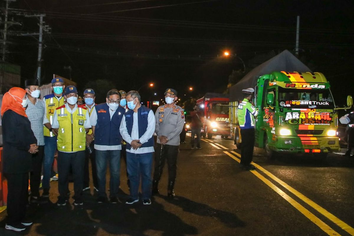 Gubernur Jawa Timur Khofifah Indar Parawansa (kiri), saat meninjau proses perbaikan Jembatan Ngaglik 1 di Lamongan yang telah rampung, Minggu (17/4/2022) malam.