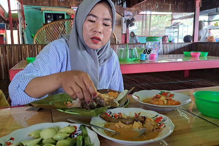 Menikmati gulai ikan mungkus di Bengkulu Selatan