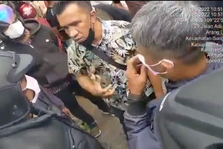 Dua kelompok buruh bongkar muat terlibat bentork di Jalan Adi Sucipto, Kecamatan Sungai Raya, Kabupaten Kubu Raya, Kalimantan Barat (Kalbar), Rabu (9/2/2022). Kapolres Kubu Raya AKBP Jerrold Kumontoy mengatakan, tidak ada korban jiwa maupun korban luka dalam bentrok tersebut dan situasi sudah kondusif.