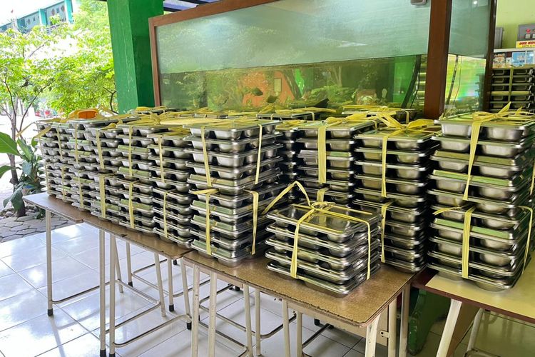 Tumpukan Makanan Bergizi Gratis (MBG) di SMP Negeri 13 Surabaya