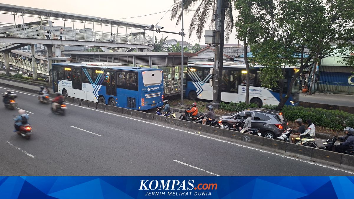 Banyak Kendaraan Masuk Jalur Busway di Jakbar, Penumpang Transjakarta: Bikin Tambah Macet