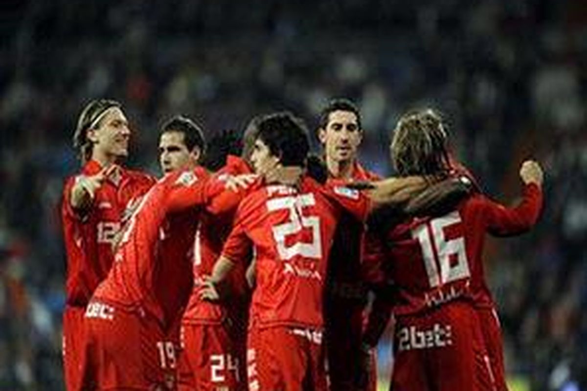 Para pemain Sevilla merayakan gol bunuh diri gelandang Real Madrid, dalam duel Divisi Primera, Sabtu (6/3/2010)