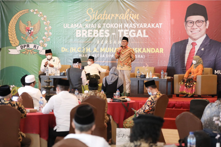 Gus Muhaimin (berdiri) saat berbicara di tengah acara silaturahmi ulama, kiai, dan tokoh masyarakat se-Brebes dan Tegal.
