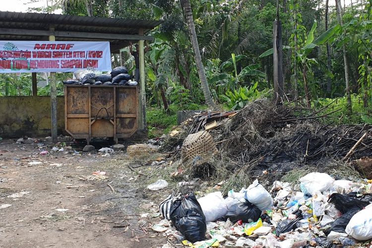 Warga memasang spanduk penolakan adanya TPS yang berada di dekat Dusun Sraten.