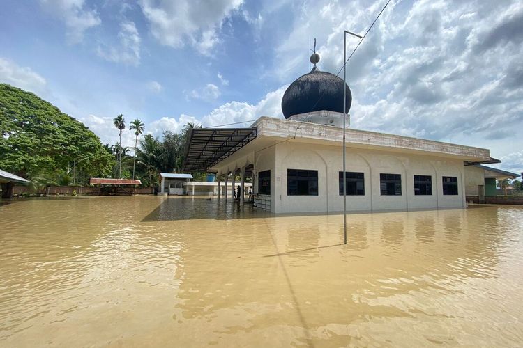 Masjid di Desa Tanjong Hagu , Kecamatan Samudera, Kabupaten Aceh Utara, terendam banjir Sabtu (28/1/2023).