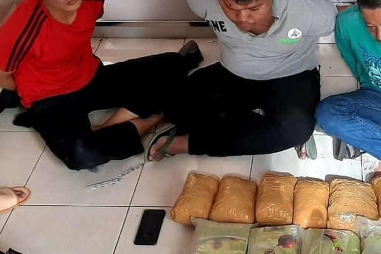 D anggota DPRD kota Palembang bersama rekannya yang ditangkap petugas gabungan BNN Sumsel lantaran terlibat jaringan narkoba antar provinsi, Selasa (22/9/2020).