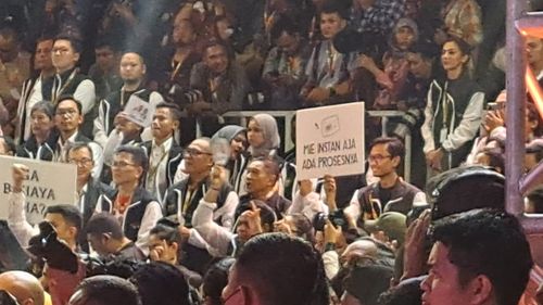 Ada Prabowo-Gibran, Pendukung Ganjar-Mahfud Bawa Spanduk "Mie Instan Aja Ada Prosesnya"