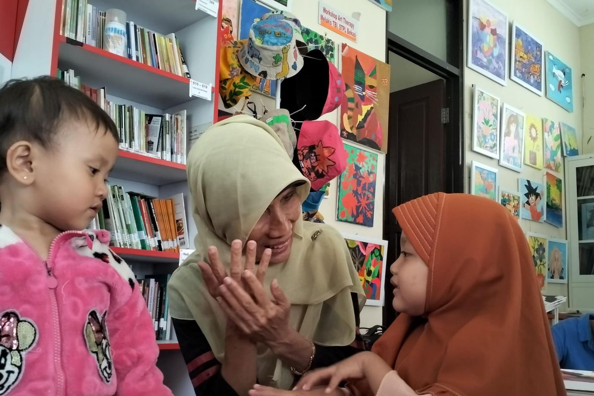 Aktivitas di Taman Baca Inklusi (TBI) di Sentra Terpadu Pangudi Luhur (STPL), Bekasi, Jawa Barat.