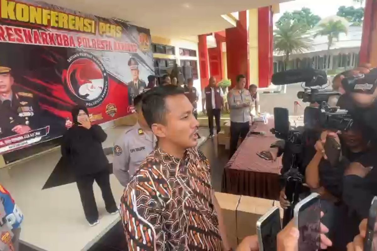 Kasat Reskrim Polresta Bandung Kompol Luthfi Olot Gigantara saat memberikan keterangan di Mapolresta Bandung terkait kasus penipuan yang melibatkan Ketua HIPMI Kabupaten Bandung, jadi tersangka, Jumat (8/5/2026).