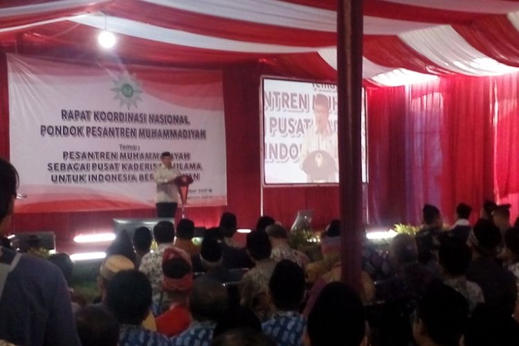 Gubernur Jawa Barat Ahmad Heryawan saat memberikan sambutan dalam Rakornas Pondok Pesantren Muhammadiyah di Ponpes Darul Arqam Garut, Selasa (17/10/2017).
