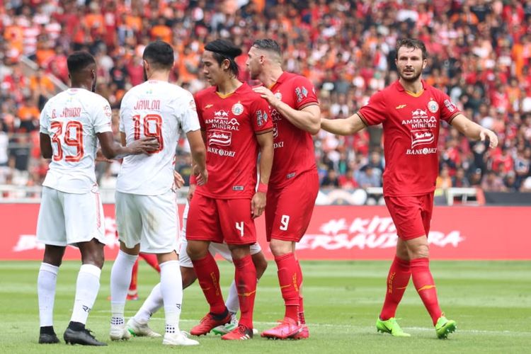 Marco Motta (paling kanan) dalam pertandingan Persija Jakarta vs Borneo FC pada pekan pertama Shopee Liga 1 2020 yang digelar di Stadion Utama Gelora Bung Karno, Jakarta, Minggu (1/3/2020).