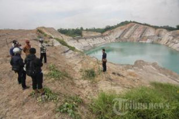 Warga memperlihatkan lokasi lubang tambang batu bara di kawasan Jalan Usaha Tani, Makroman, Kecamatan Sambutan, Samarinda, Kalimantan Timur.
