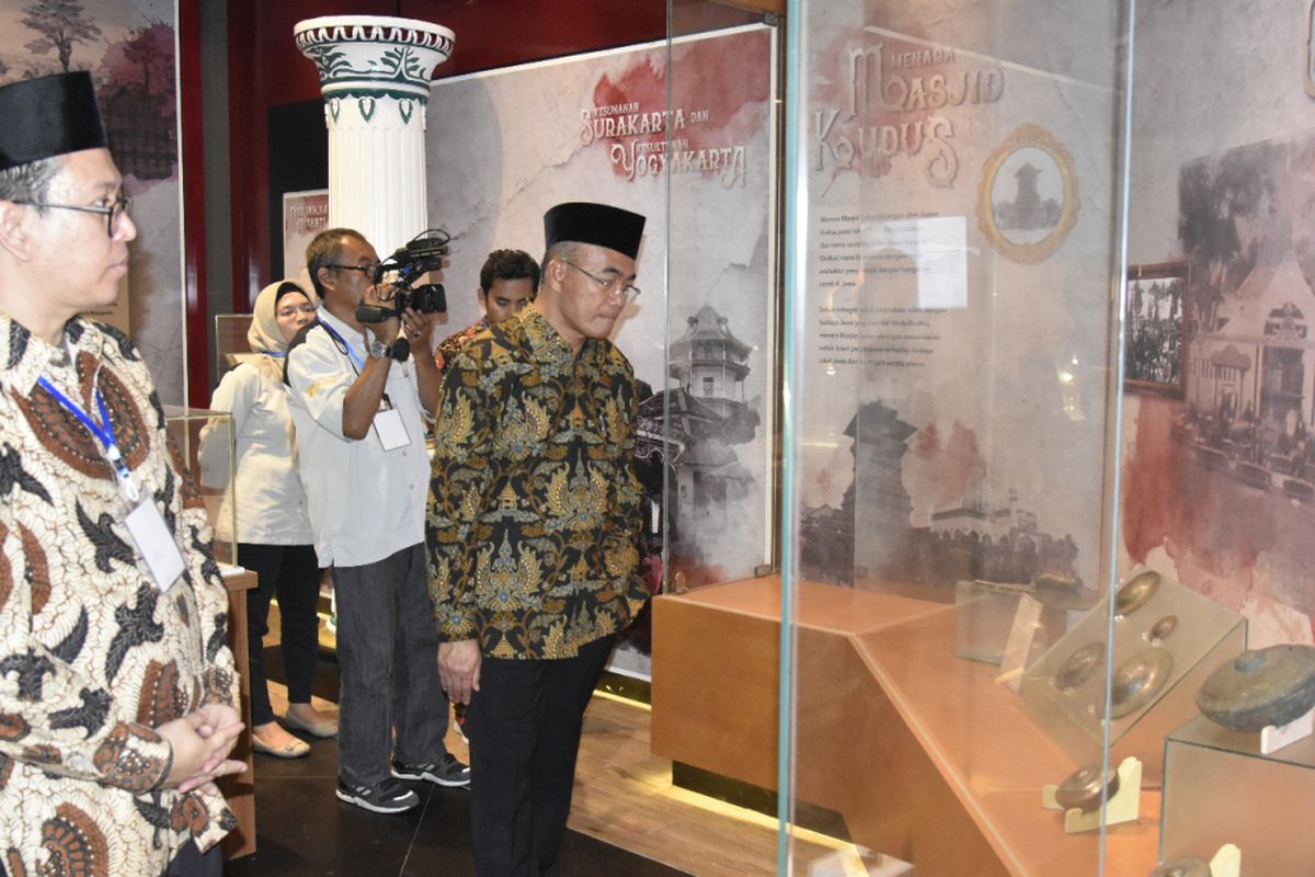 Mendikbud Muhadjir Effendy saat mendampingi Presiden Joko Widodo (Jokowi) meresmikan Museum Islam Indonesia Hasyim Asyari di Pondok Pesantren Tebuireng, Kabupaten Jombang, Jawa Timur, (18/12/2018).