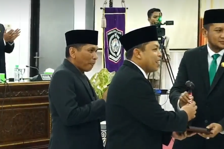 Anang Akhmad Syaifudin serahkan palu sidang DPRD Lumajang kepada Eko Adis Prayoga