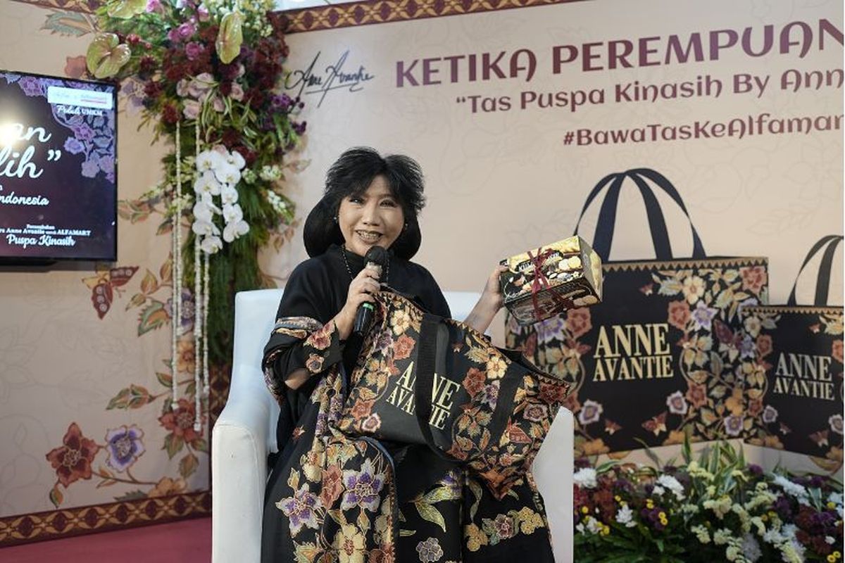 Alfamart kolaborasi dengan Anne Avantie hadirkan tas Puspa Kinasih. 