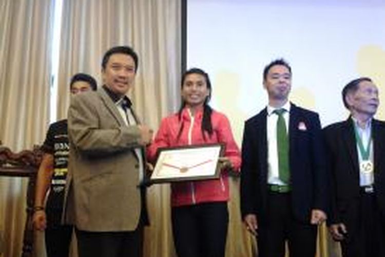 Maria Natalia Londa saat menerima piagam penghargaan dari Menteri Pemuda dan Olahraga Republik Indonesia, Imam Nahrawi di Wisma Atlet Century, Jakarta, Kamis (6/11/2014).