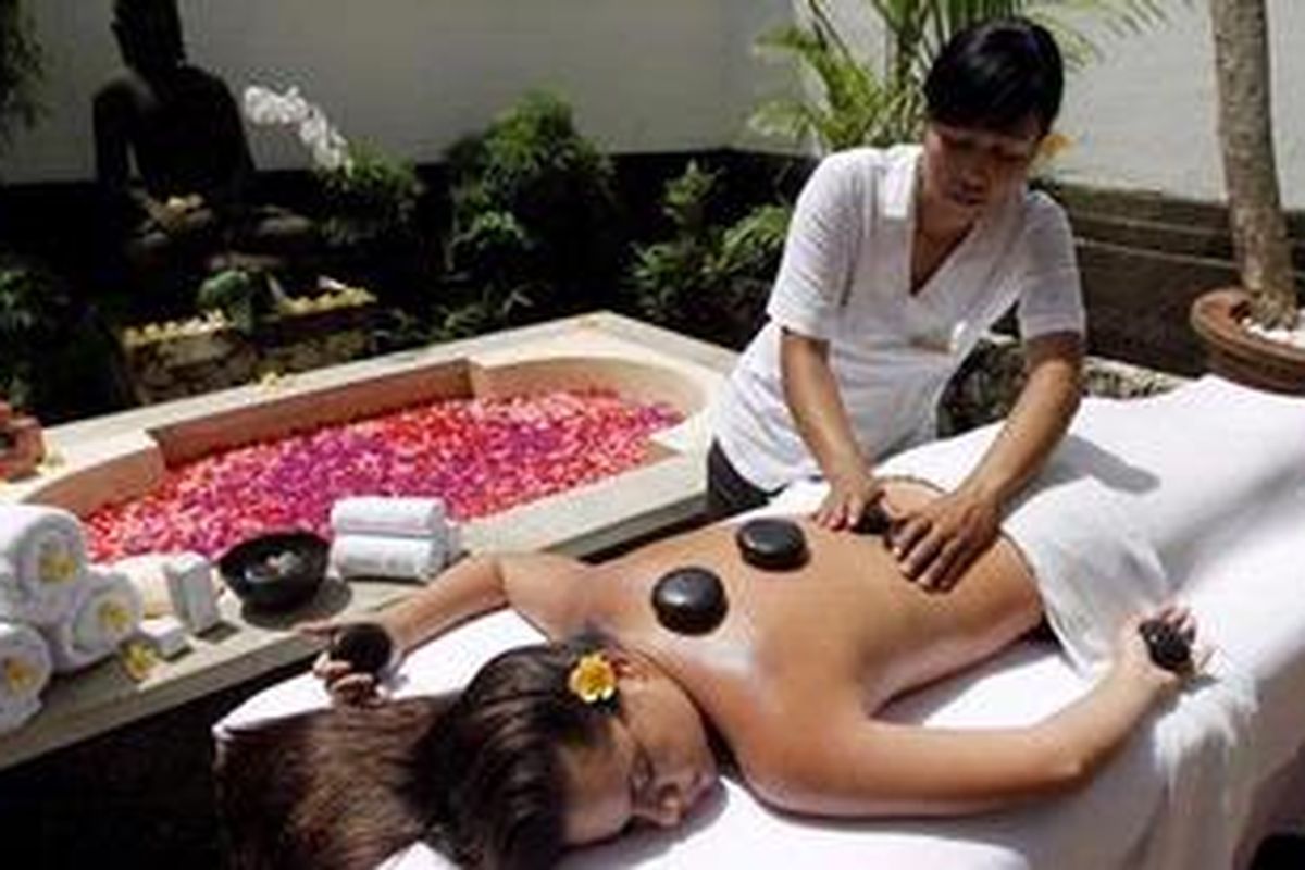 Fasilitas spa di Karma Jimbaran, Bali, Minggu (23/1/2011). Spa yang menggunakan berbagai bahan alami ini menawarkan berbagai perawatan tubuh, salah satunya yang terkenal adalah oxygen facial. Karma Jimbaran memiliki 40 vila yang menawarkan konsep vila keluarga dengan berbagai fasilitas, seperti spa, lounge, kids club, dan gymnasium. 