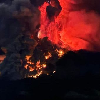 Pengamatan visual Gunung Ruang terjadi erupsi pada Rabu (17/4/2024) pukul 20.15 Wita.