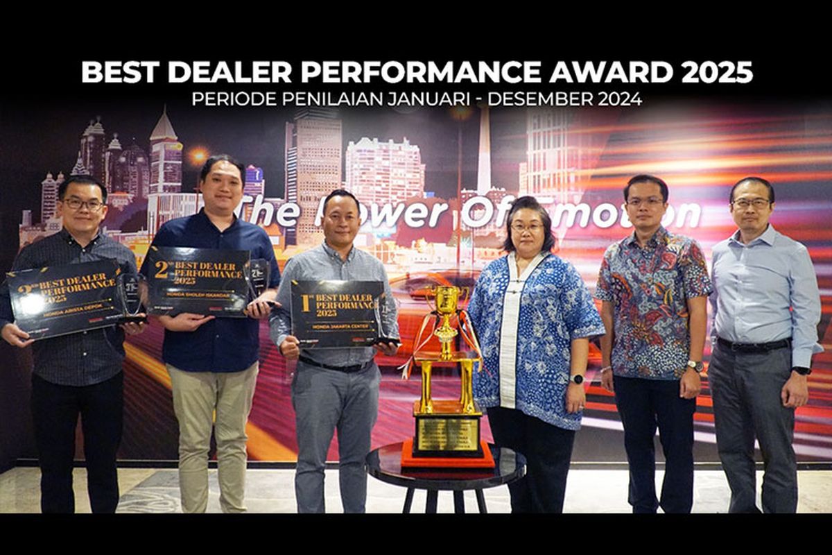 Penyerahan plakat Best Dealer Performance 2025. Dari kanan ke kiri: Direktur Main Dealer Honda Jakarta Center Johanes Widjaja, Direktur Main Dealer Honda Jakarta Center Hendra Kustiawan, Presiden Direktur Main Dealer Honda Jakarta Center Astrid Rusli, General Manager Dealer Honda Jakarta Center Soni Radandi Kurniawan, Direktur Honda Sholeh Iskandar Anthony Arden, dan Direktur Honda Arista Depok Budiono.