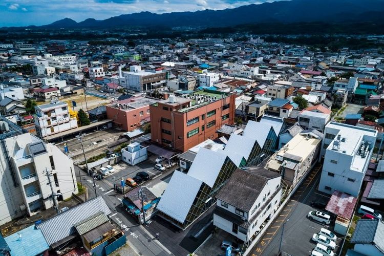 Arsitek Tezuka mendesai balai kota Tomioka di Jepang