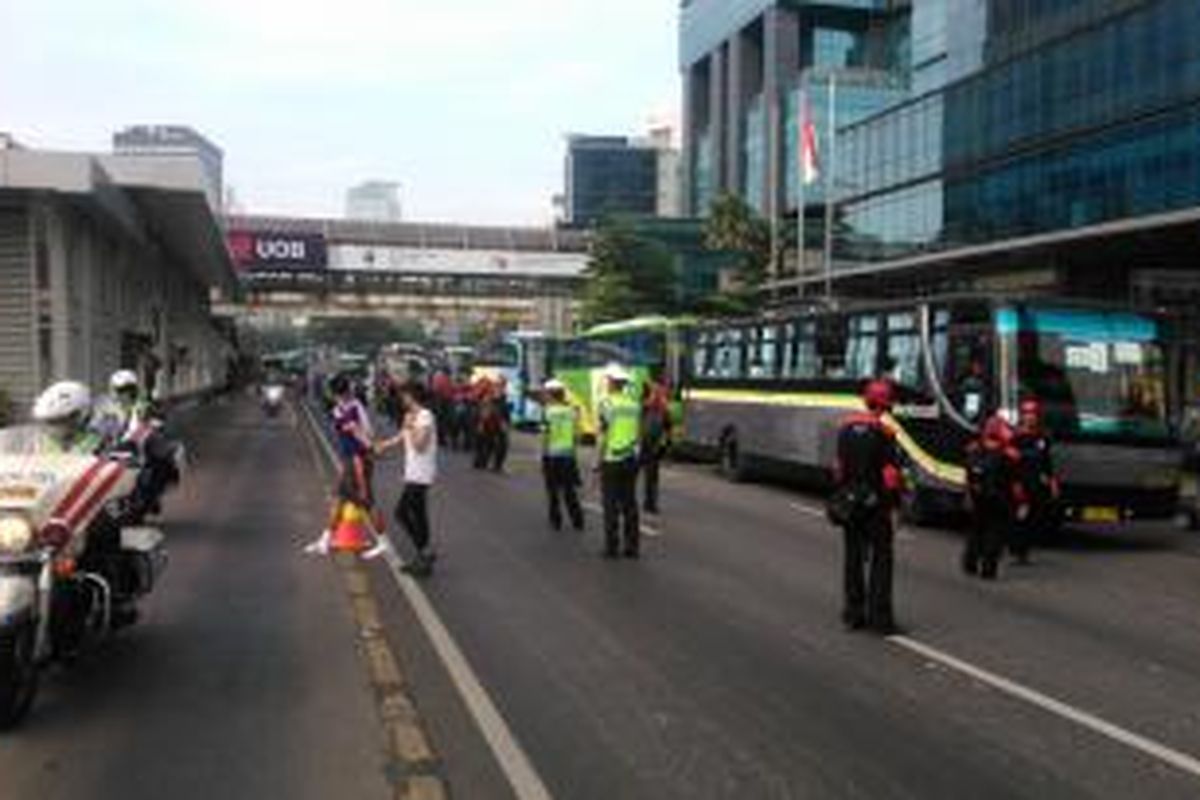 Ratusan bus yang membawa rombongan buruh dari berbagai wilayah Jakarta dan sekitarnya.