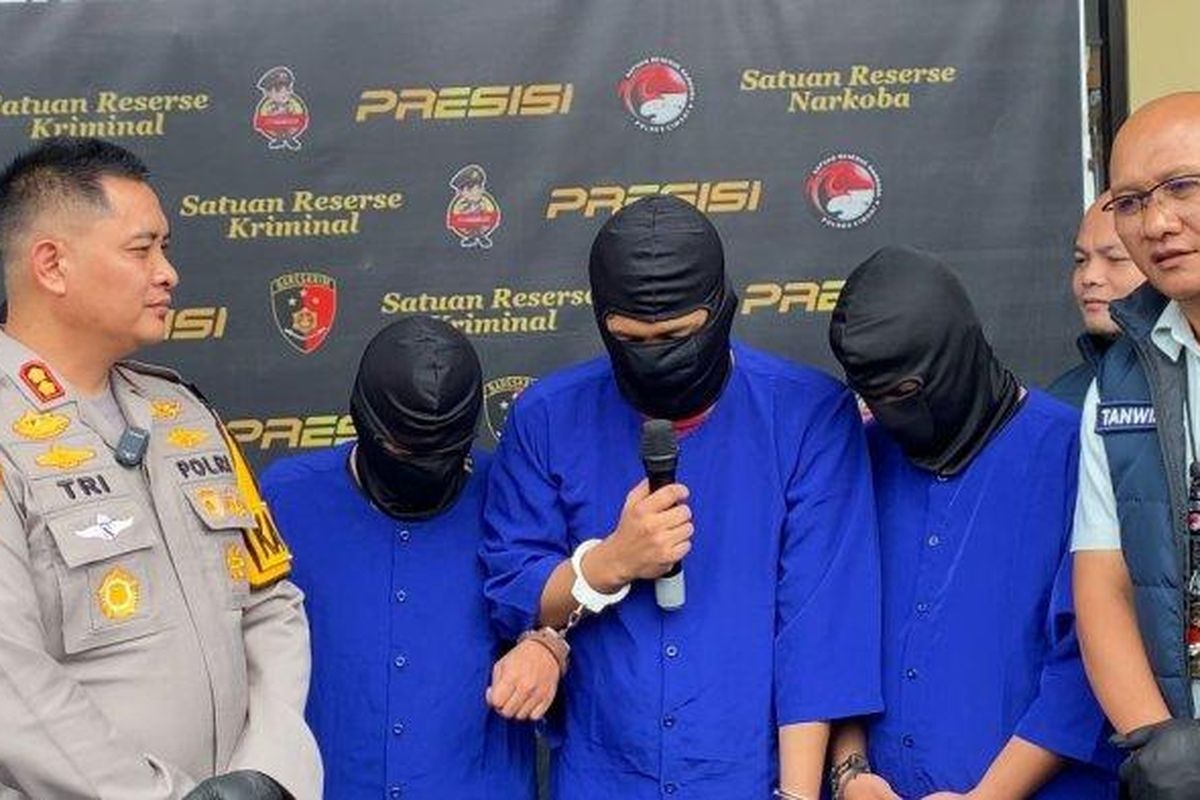 RNF (Baju Biru Pakai Mikrofon), Ketua Bawaslu KBB, ditangkap karena menggunakan narkoba. Rilis digelar di Mapolres Cimahi, Jumat (7/3/2025).

