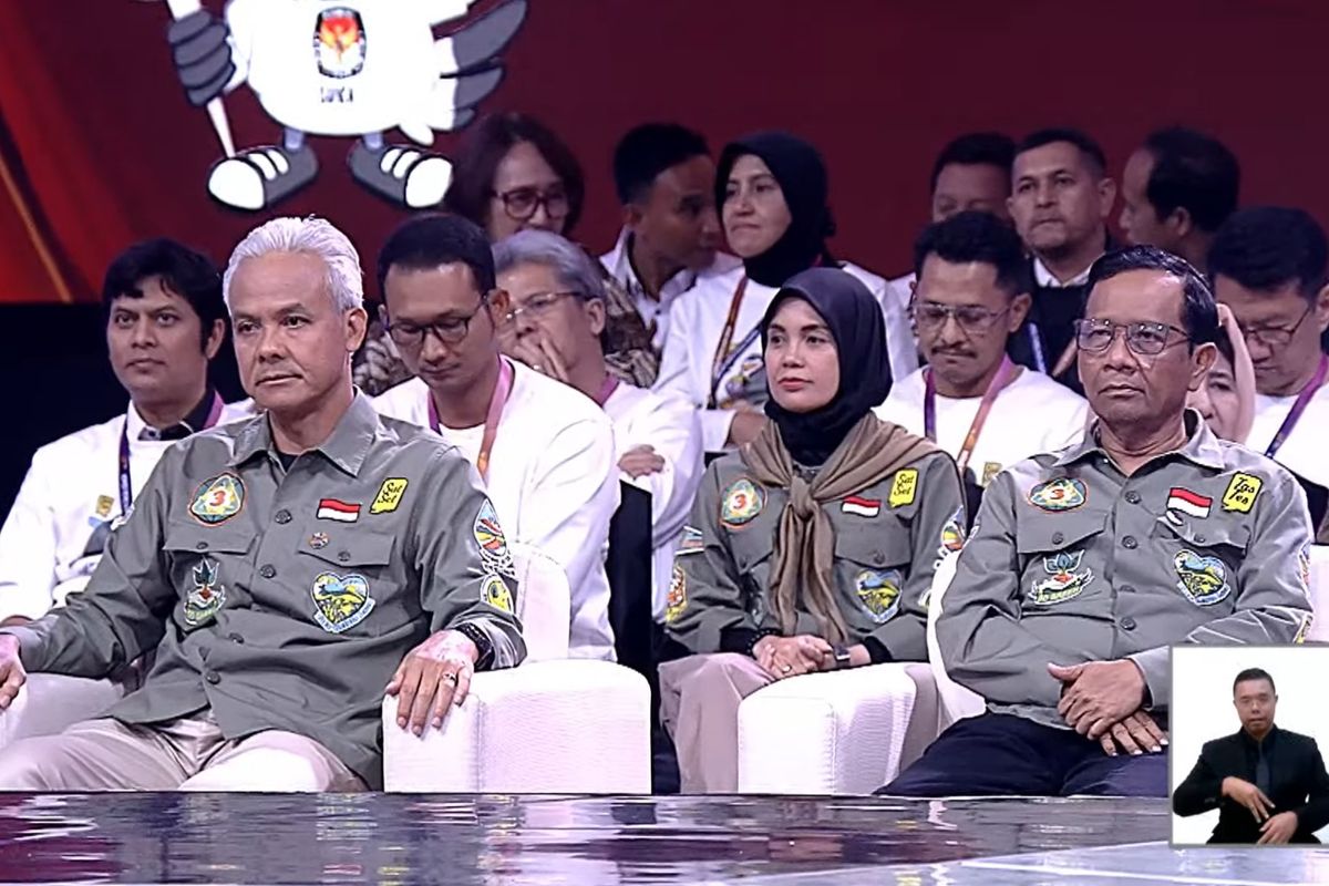 Pasangan calon presiden dan wakil presiden nomor urut 3 Ganjar Pranowo dan Mahfud MD dalam acara debat capres-cawapres ke-4, Minggu (21/1/2024).