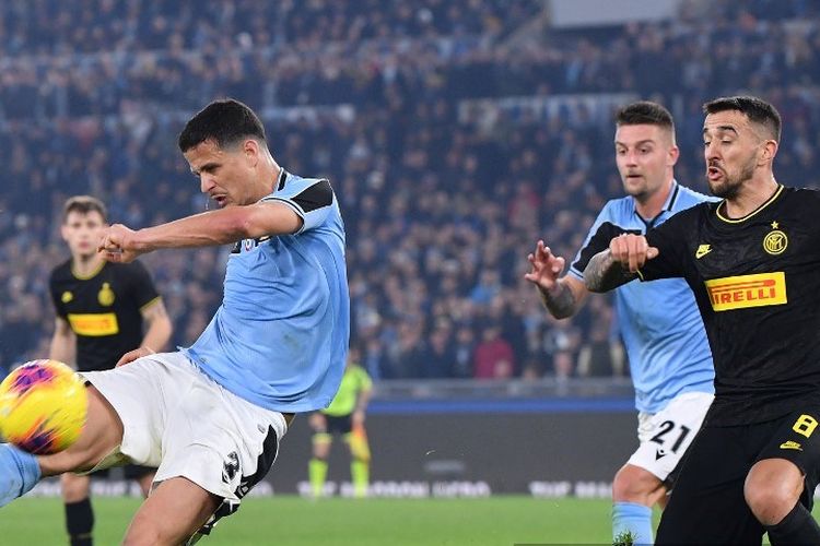 Bek Lazio Brasil Luiz Felipe (kiri) menendang bola selama pertandingan sepak bola Serie A Italia Lazio Roma vs Inter Milan pada 16 Februari 2020 di stadion Olimpiade di Roma.