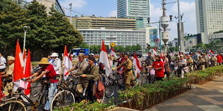 Scarlett bersama Komunitas Sepeda Tua (Kosti) menggelar kegiatan bersepeda Gowes Kemerdekaan yang dimulai dari Hotel Ascott Tanah Abang dan berakhir di Museum Naskah Proklamasi, Rabu (17/8/2022)