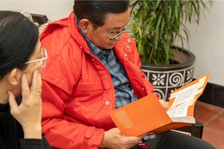 Gubernur DKJ Pramono Anung saat membaca buku biografi hidupnya.