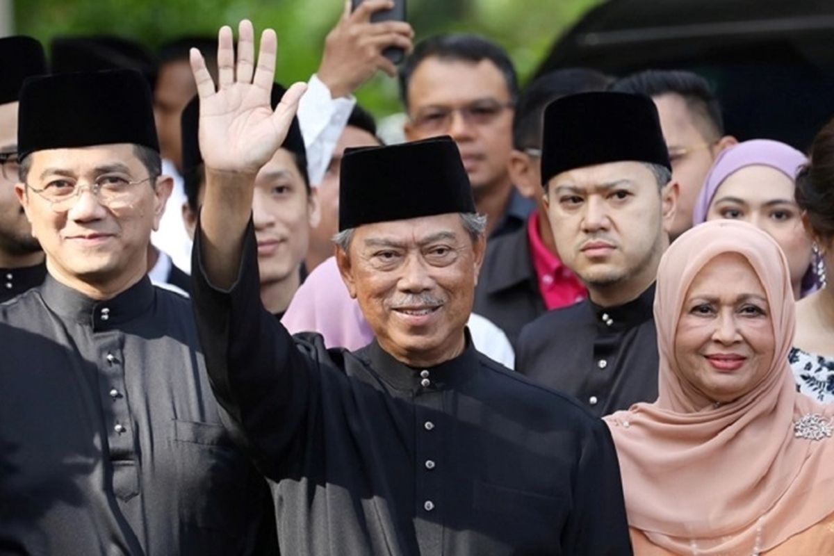 Perdana Menteri Malaysia Muhyiddin Yassin melambaikan tangan di depan kediamannya sesaat sebelum menuju ke Istana Negara untuk dilantik sebagai Perdana Menteri ke-8 Malaysia, Minggu pagi (01/03/2020)
