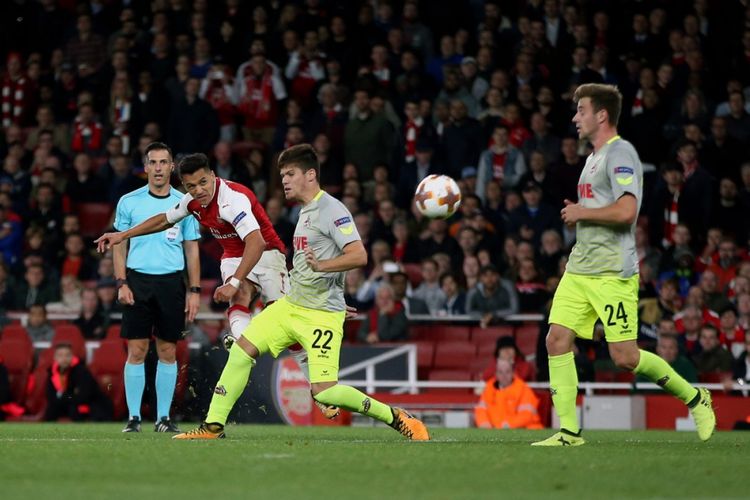 Aksi Alexis Sanchez saat mencetak gol ke gawang FC Koeln pada ajang Liga Europa, Kamis (14/9/2017).