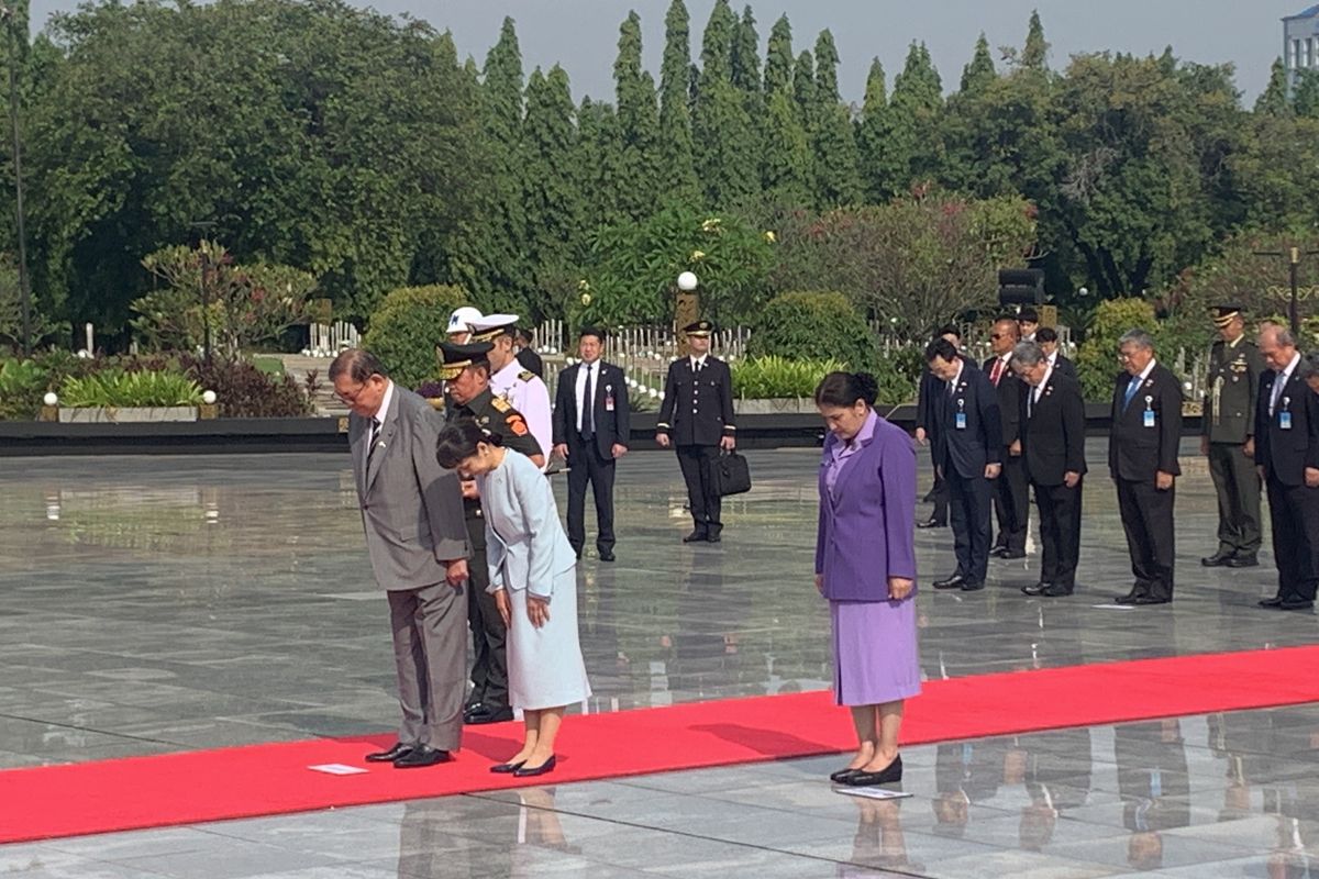 Perdana Menteri Jepang Kunjungi Makam Pahlawan, Beri Penghormatan dan Tabur Bunga