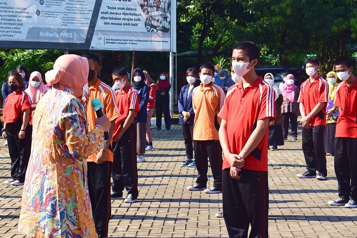 Menteri Sosial Tri Rismaharini menyapa dan memotivasi anak-anak yang memperoleh rehabilitasi di Balai Handayani Jakarta, Jumat (10/9/2021).