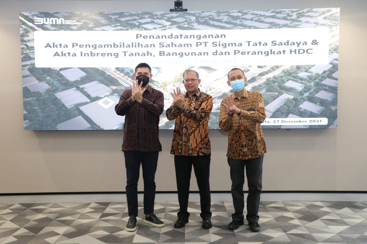 Direktur Keuangan & Manajemen Risiko Telkom Heri Supriadi (tengah) bersama Direktur STS Andreuw Th.A.F. (kiri) dan Vice President Strategic Investment Digital Telco Telkom Yusuf Wibisono usai penandatanganan Akta Pengambilalihan Saham PT Sigma Tata Sadaya & Akta Inbreng Tanah, Bangunan, & Perangkat Hyperscale Data Center di Jakarta, Senin (27/12/2021).