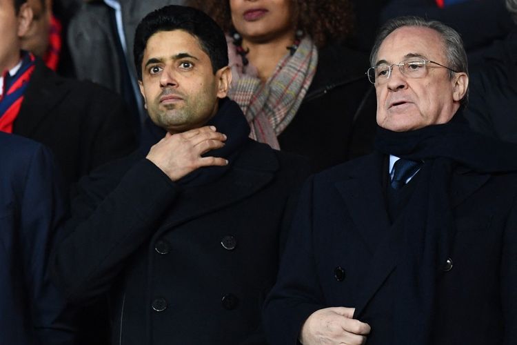 Presiden Real Madrid Florentino Perez berbincang dengan Presiden PSG Nasser Al-Khelaifi saat Real bertamu ke markas PSG untuk melakoni laga leg pertama babak 16 besar Liga Champions 2021-2022, Rabu (16/2/2022) dini hari WIB.