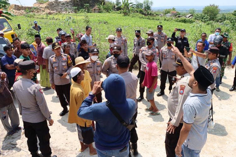 Warga di Kabupaten Sumenep melakukan aksi demonstrasi menuntut agar tambang galian C di Desa/Kecamatan Batuan, Kabupaten Sumenep ditutup, Rabu (2/11/2022).