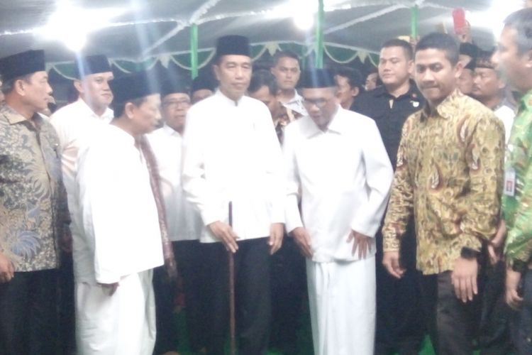 Presiden Joko Widodo saat berkunjung di Ponpes Girikusumo, Desa Banyumeneng, Kecamatan Mranggen, Kabupaten Demak, Jateng, Jumat (19/10/2018).