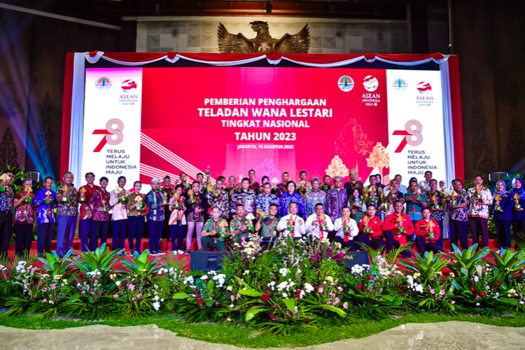 Kementerian Lingkungan Hidup dan Kehutanan (KLHK) memberikan penghargaan Wana Lestari kepada 48 orang, Selasa (15/8/2023).