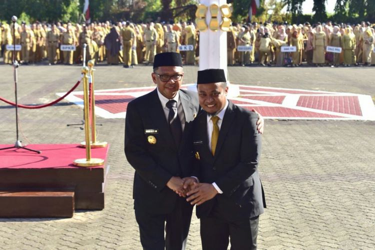 Gubernur Sulsel,  Prof DR Nurdin Abdullah dan Wakil Gubernur Sulsel,  Andi Sudirman Sulaiman usai mengikuti upacara pengibaran bendera di kantor Gubernur Sulsel Jl Urip Sumoharjo,  Makassar,  Senin (10/9/2018).